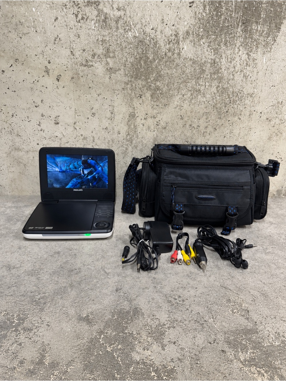 Philips PET741W/17 Portable Rechargeable DVD Player 7” w Accessories Tested